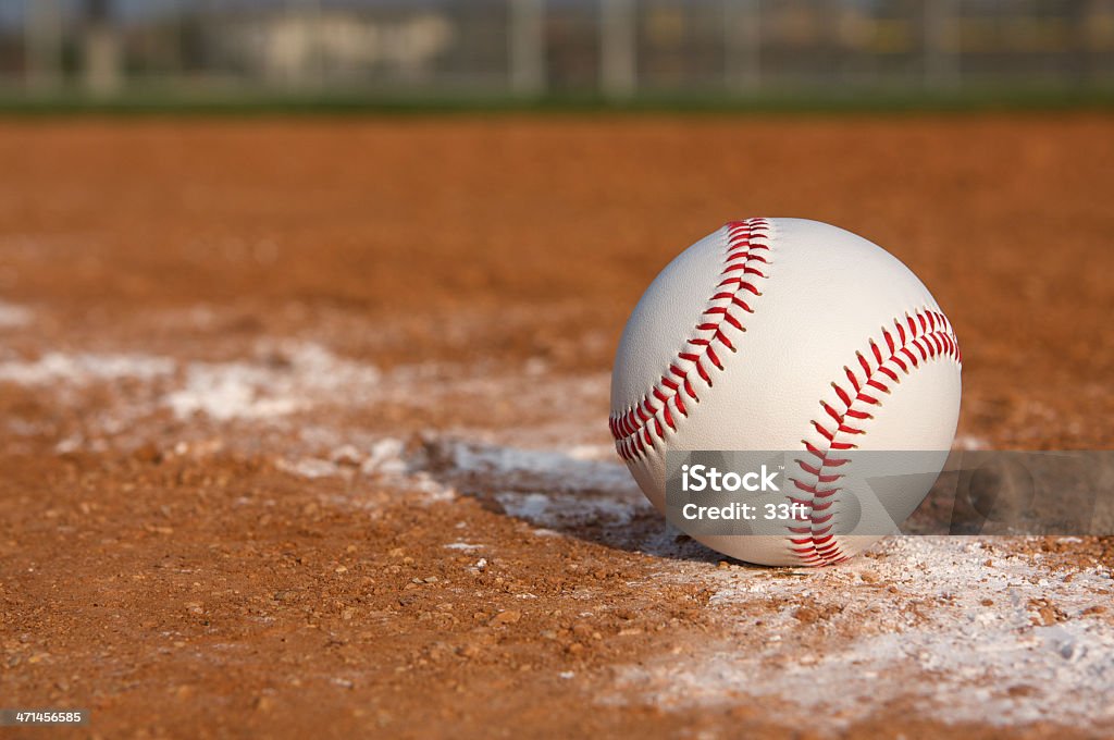 Béisbol en la línea de tiza - Foto de stock de Béisbol libre de derechos