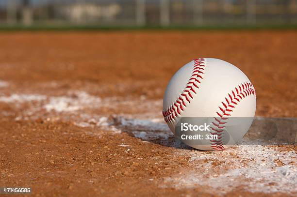 Béisbol En La Línea De Tiza Foto de stock y más banco de imágenes de Béisbol - Béisbol, Pelota de béisbol, Actividades recreativas