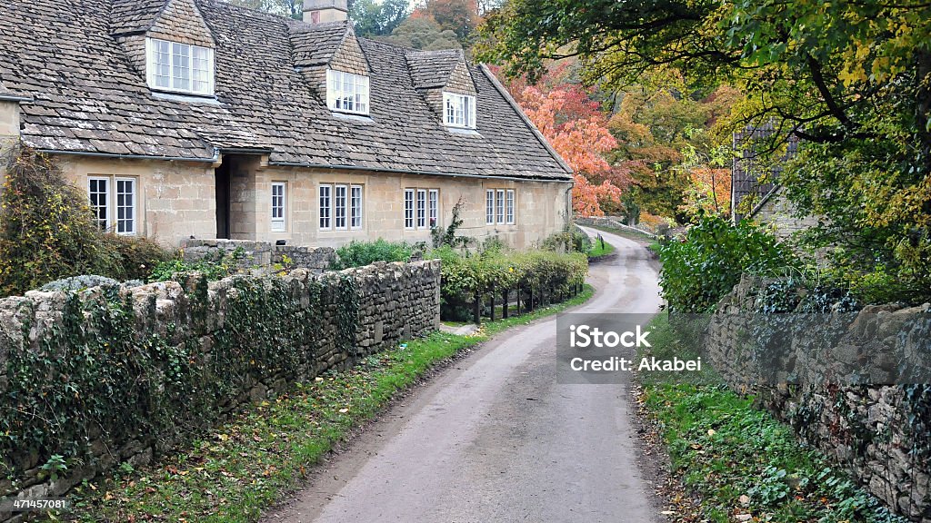 Vecchio Cottage e Strada di campagna - Foto stock royalty-free di Pub