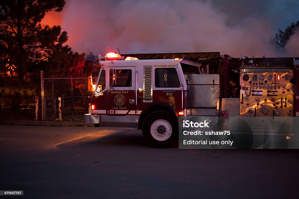 Camión en la estructura de escalera de incendios - Foto de stock de Abandonado libre de derechos