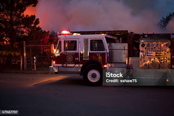 Camión En La Estructura De Escalera De Incendios Foto de stock y más banco de imágenes de Abandonado - Abandonado, Accidentes y desastres, Agua