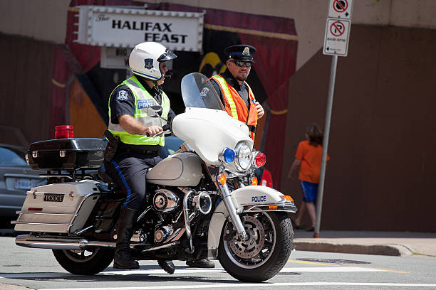 deux halifax regional officiers de police de l'intersection - editorial vertical homosexual people photos et images de collection