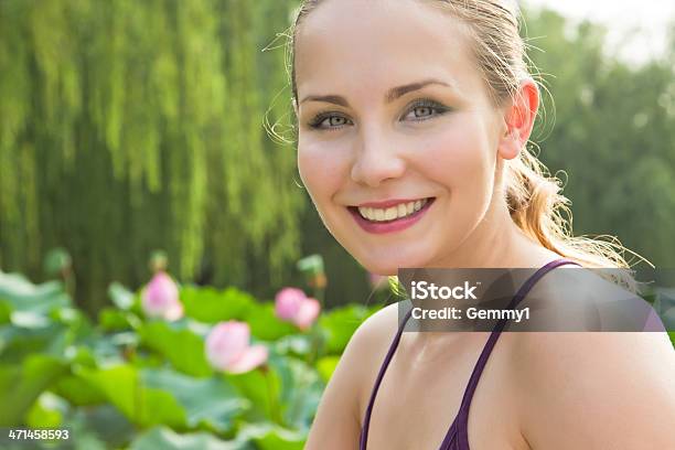 Bellissima Donna Nel Parco Di Loto - Fotografie stock e altre immagini di Adolescente - Adolescente, Adulto, Albero