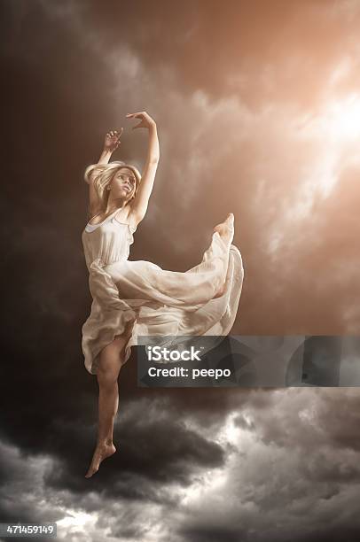 Niebo Tancerz - zdjęcia stockowe i więcej obrazów Niebo - Zjawisko naturalne - Niebo - Zjawisko naturalne, Akrobata, Skakać