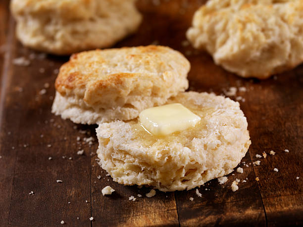 hausgemachte buttermilch biscuits - bun warmer stock-fotos und bilder