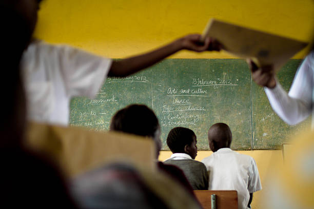 south african maestro manos out libros en su montaje tipo aula - african descent africa african culture classroom fotografías e imágenes de stock