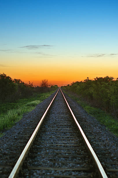 tren al atardecer. concepto de viajes - railroad track train journey rural scene fotografías e imágenes de stock