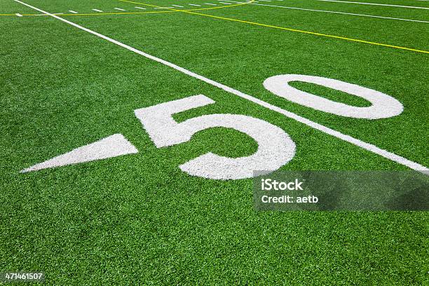 Foto de Linha De Cinquenta Jardasfutebol e mais fotos de stock de Campo de Futebol Americano - Campo de Futebol Americano, Falso, Jarda