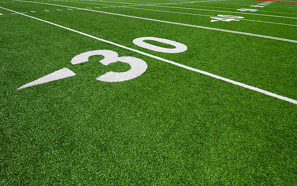 ligne de 30 yards perspective-joueur de football américain - construction yard photos et images de collection