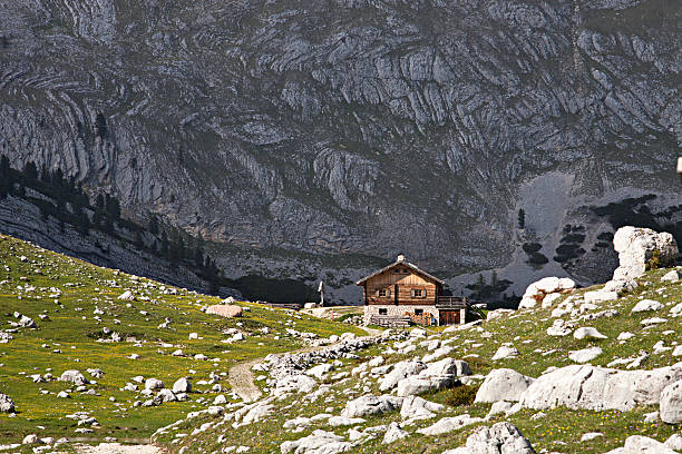 chalet-mountains alpes - tre cime - fotografias e filmes do acervo
