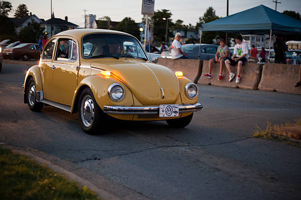 vintage giallo maggiolino volkswagen - editorial maritime provinces canada night foto e immagini stock