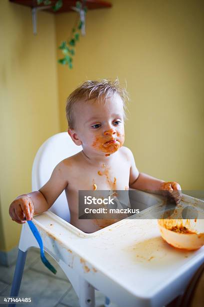 Süßes Babyjunge Isst Mittagessen Stockfoto und mehr Bilder von Kleinstkind - Kleinstkind, 12-17 Monate, Anstrengung