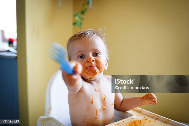 Süßes Babyjunge Isst Mittagessen Stockfoto und mehr Bilder von Babynahrung - Babynahrung, Kind, Schmutzig