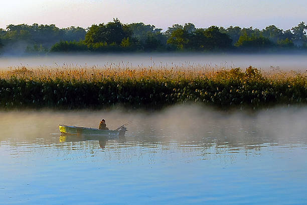 pesca ao amanhecer no nevoeiro - rowboat nautical vessel small motorboat imagens e fotografias de stock