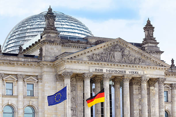 reichstag, berlín wih alemán y banderas europeas - berlin germany facade day outdoors fotografías e imágenes de stock