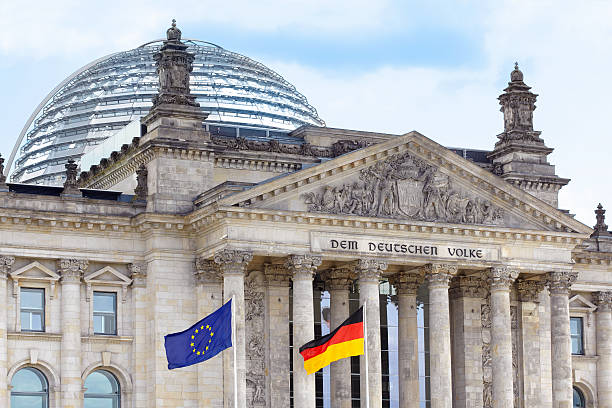 ライヒスターク（ドイツ連邦議会議事堂）、ドイツ、ベルリンの施術ヨーロッパの国旗 - berlin germany facade day outdoors ストックフォトと画像