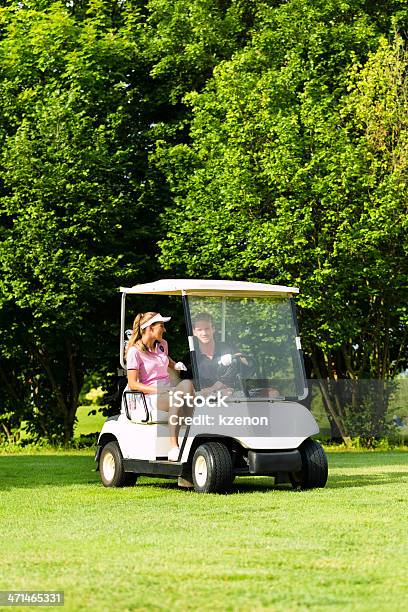 Sportive Joven Pareja Con Cochecito De Golf En Un Campo De Golf Foto de stock y más banco de imágenes de Coche eléctrico - Coche alternativo