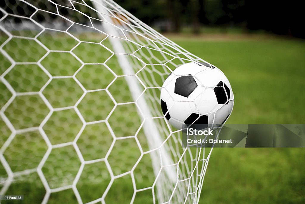 ballon de soccer dans le but - Photo de Aspiration libre de droits