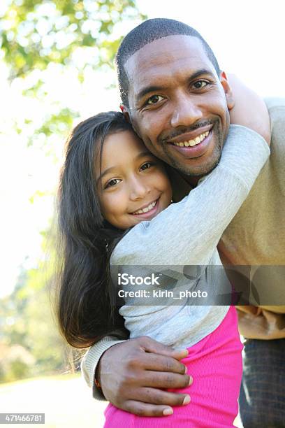 Padre E Hija Foto de stock y más banco de imágenes de Abrazar - Abrazar, Adulto, Afrodescendiente