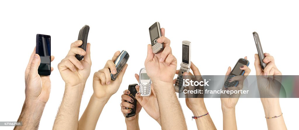 Ludzie Trzymając telefon komórkowy się w sieci - Zbiór zdjęć royalty-free (Białe tło)