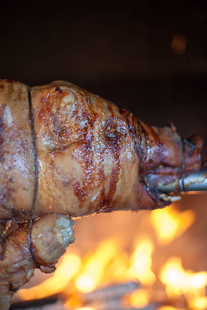 gebratene ferkel - pig roasted spit roasted domestic pig stock-fotos und bilder