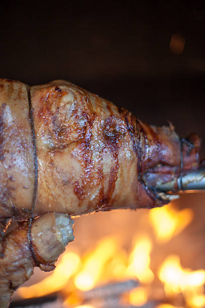 torrefação leitão detalhe - roasted spit roasted roast pork barbecue grill - fotografias e filmes do acervo