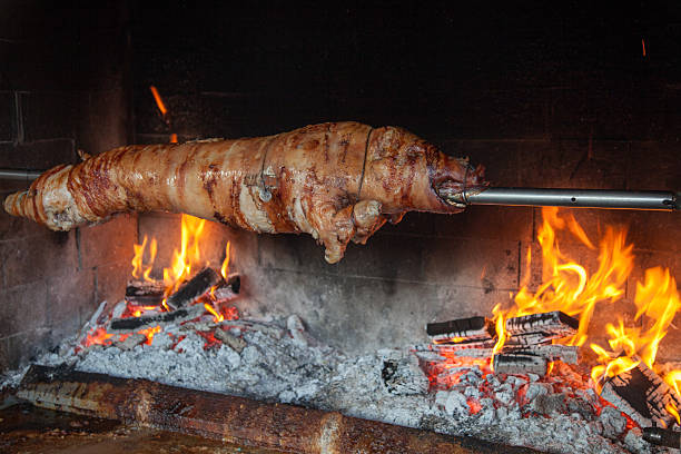 gebratene ferkel - spit roasted roasted roast pork domestic pig stock-fotos und bilder