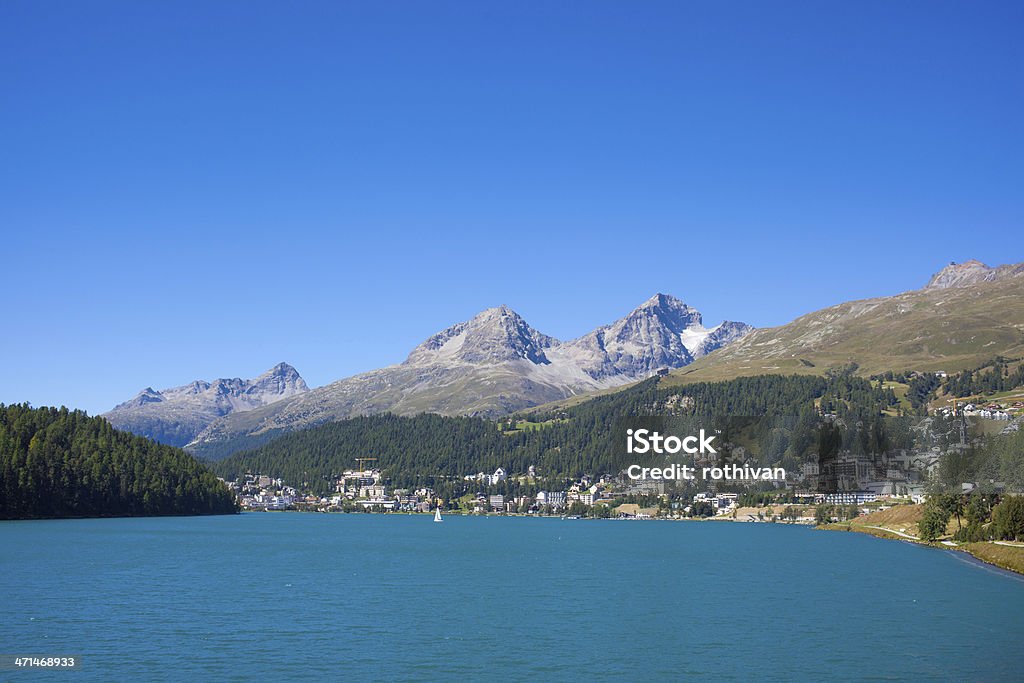 St.Moritz em um dia ensolarado - Foto de stock de Aldeia royalty-free