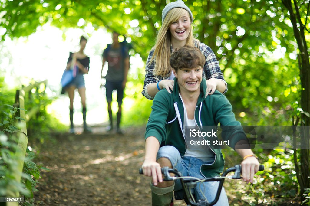 Jugendliche auf der Straße Radfahren - Lizenzfrei Jugendalter Stock-Foto