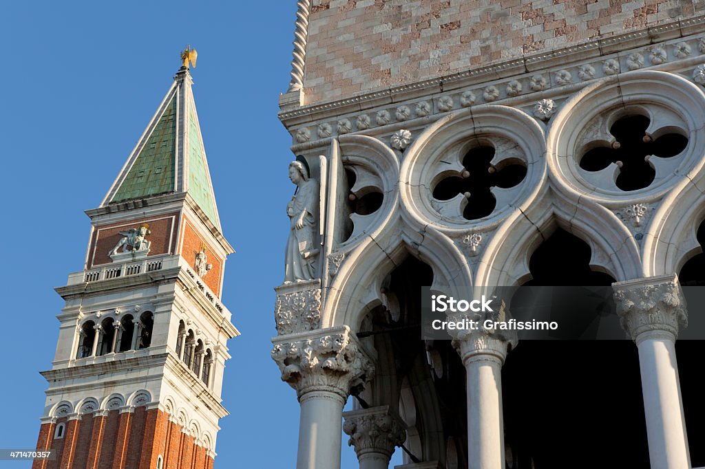 Campanile y la Catedral St Marks Plaza de Venecia, Italia - Foto de stock de Arquitectura libre de derechos