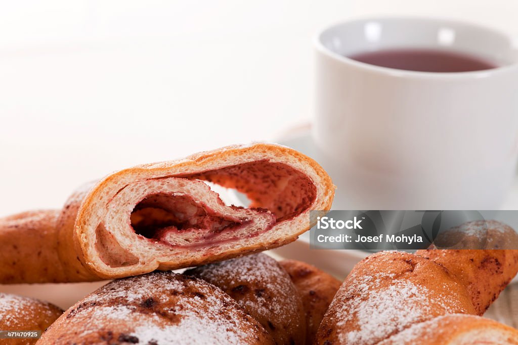 Завтрак с очаровательной выпечкой и чаем - Стоковые фото Без людей роялти-фри