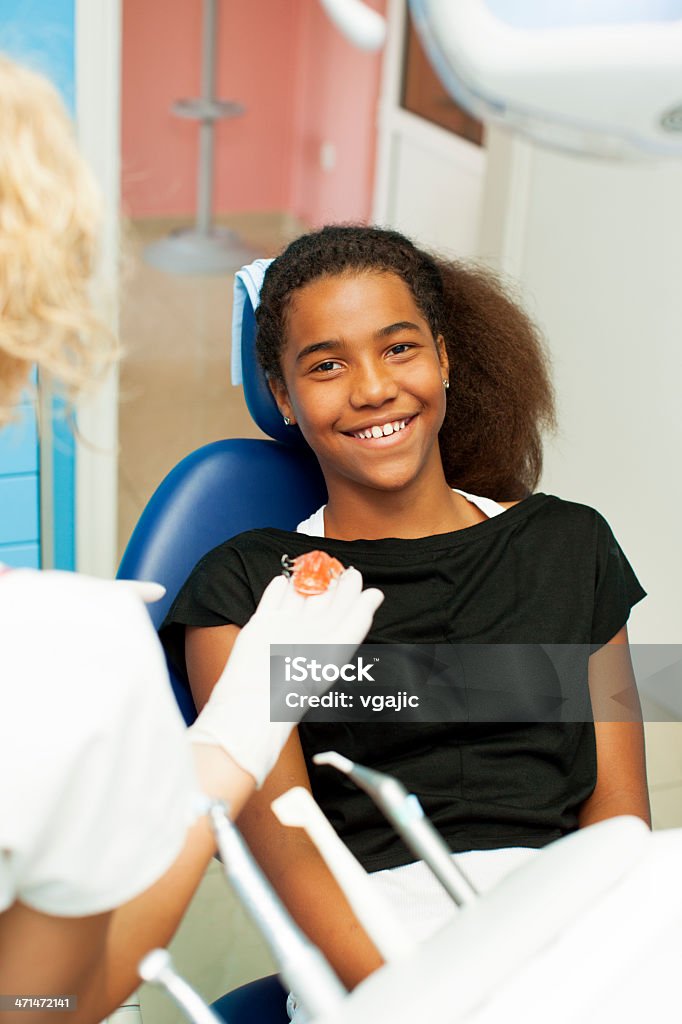 Africano adolescente visita Consultório Dentário - Royalty-free Adolescente Foto de stock