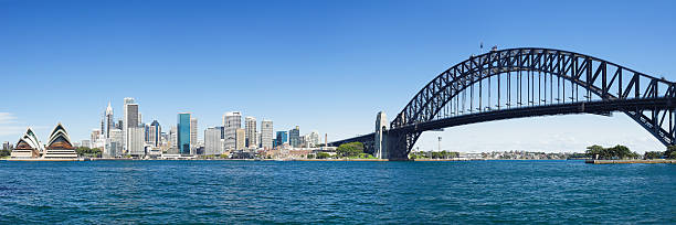 panorama sullo skyline di sydney - sydney opera house sydney australia opera house bridge foto e immagini stock