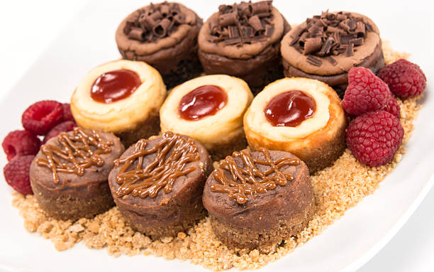 mini cheesecakes variados - indulgence chocolate cheesecake small fotografías e imágenes de stock