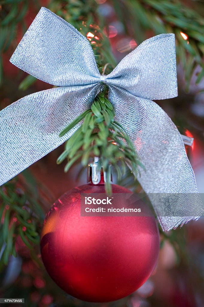 Rote Christbaumkugel in Christmas Tree - Lizenzfrei Band Stock-Foto