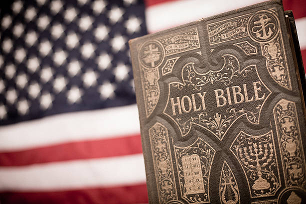 antica sacra bibbia, ornato con sfondo bandiera americana - bible american flag flag old fashioned foto e immagini stock