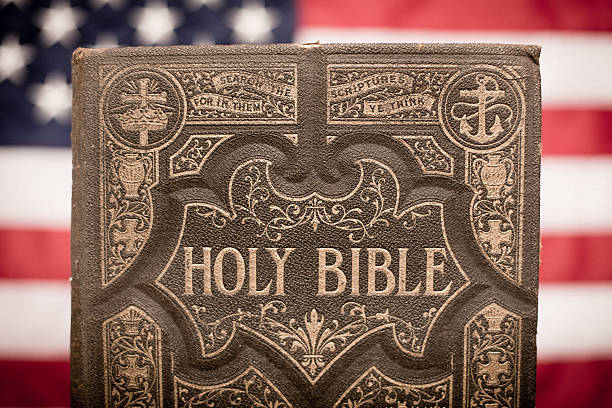 velho, enfeitado sagrada bíblia com fundo de bandeira americana - bible american flag flag old fashioned imagens e fotografias de stock