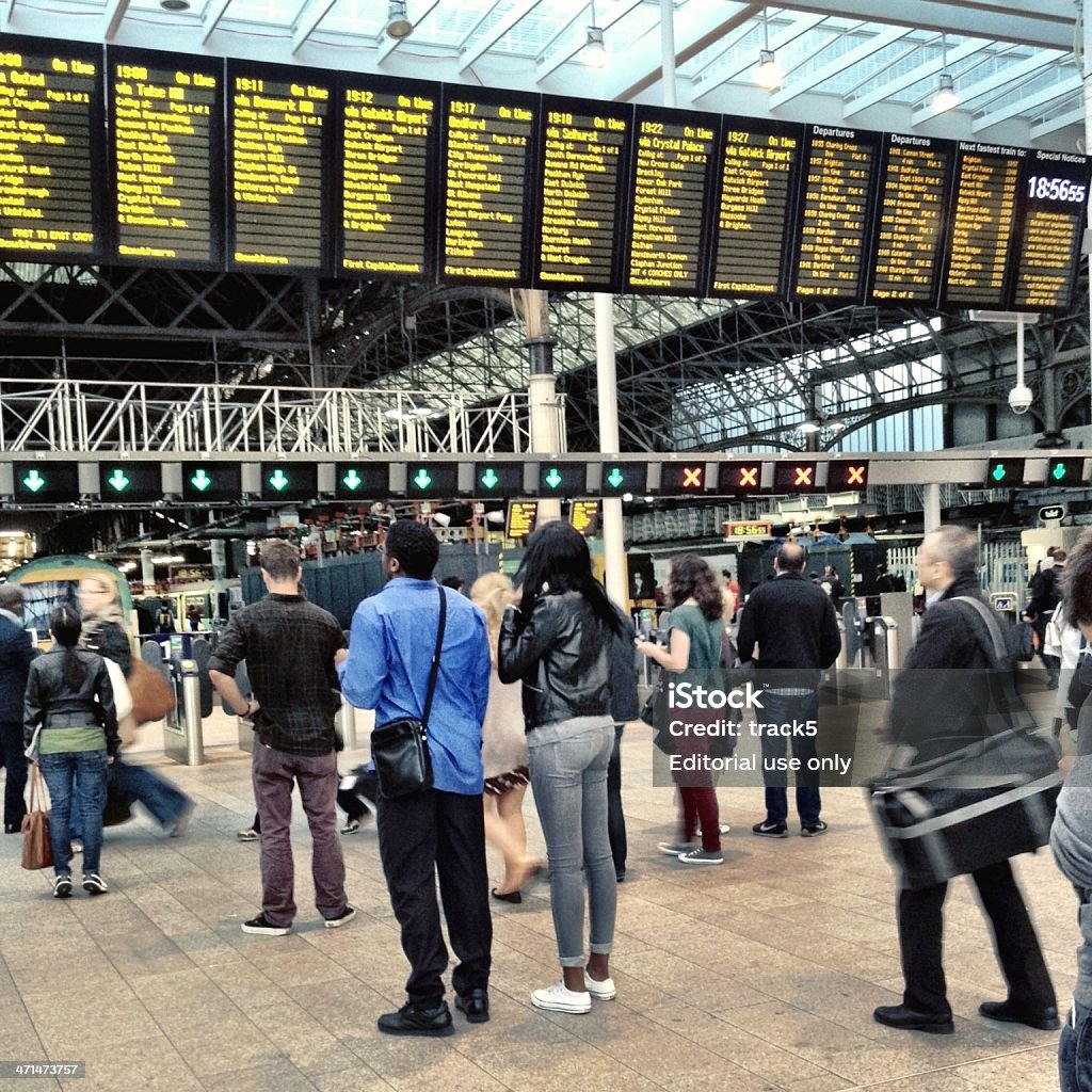 Tous les voyageurs à la station de London Bridge. - Photo de Affaires libre de droits