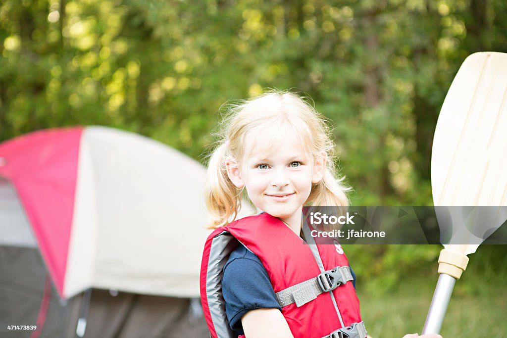 여자아이 캠핑-및 번호판 및 구명조끼 - 로열티 프리 구명 조끼 스톡 사진