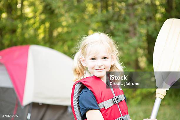 여자아이 캠핑및 번호판 및 구명조끼 구명 조끼에 대한 스톡 사진 및 기타 이미지 - 구명 조끼, 귀여운, 금발 머리