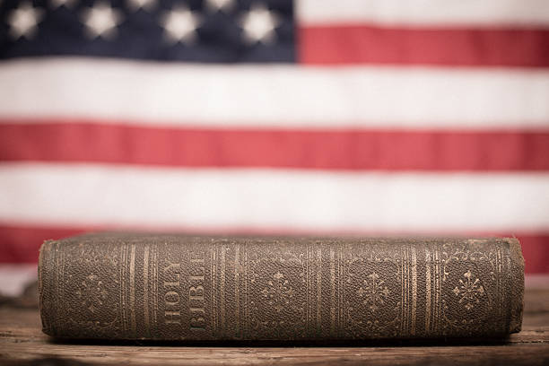 vecchia, sacra bibbia con sfondo bandiera americana - bible american flag flag old fashioned foto e immagini stock