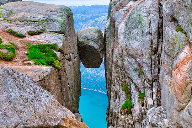 kjerak in lysefjord, norwegen - kjeragbolten stock-fotos und bilder