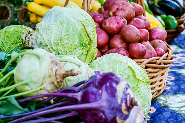 свежие овощи - red potato raw potato market red стоковые фото и изображения