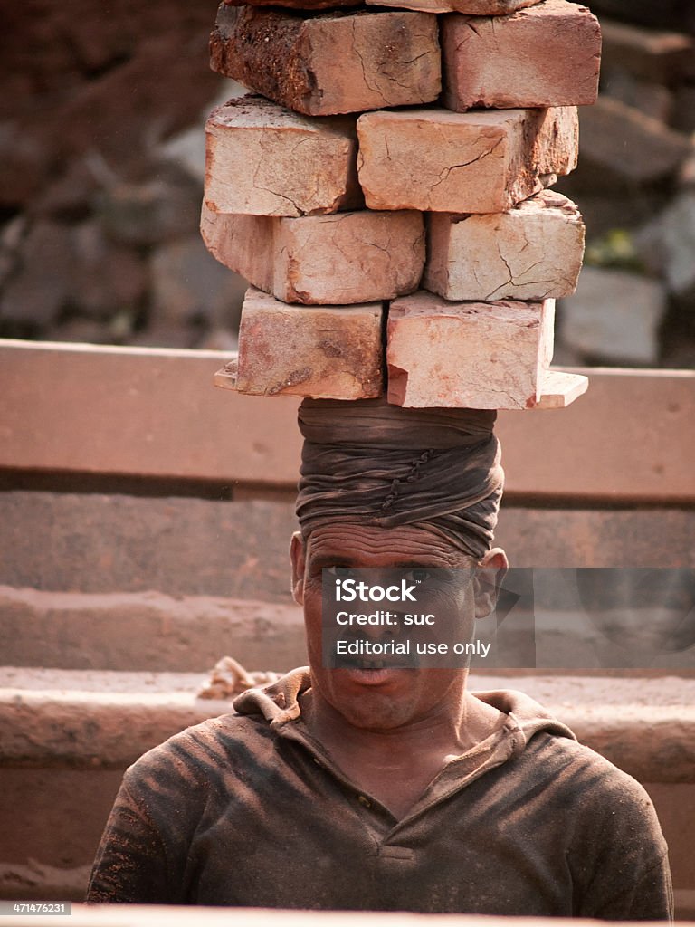 Companhia aérea de um tijolo Bangladesh homem Carregando tijolos em sua cabeça - Foto de stock de Cimento royalty-free