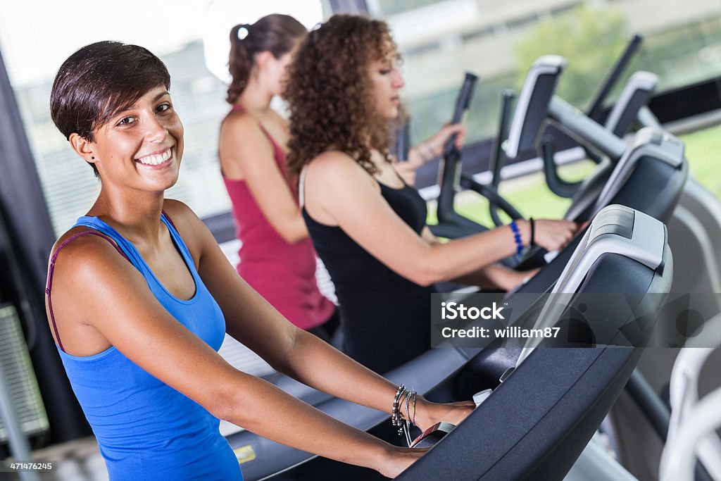 Gens courir sur tapis de course dans la salle de sport - Photo de Activité libre de droits