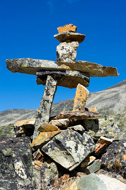 inukshuk - canadian culture inukshuk mountain whistler photos et images de collection