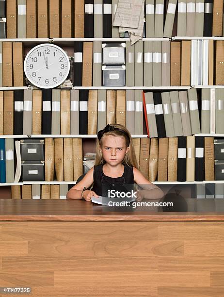 Grave Joven Chica De Negocios Foto de stock y más banco de imágenes de Niño - Niño, Oficina, Serio