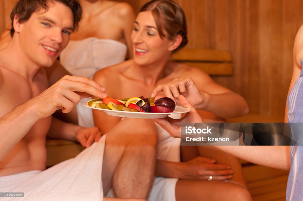 Quatro pessoas ou amigos na sauna - Foto de stock de Adulto royalty-free