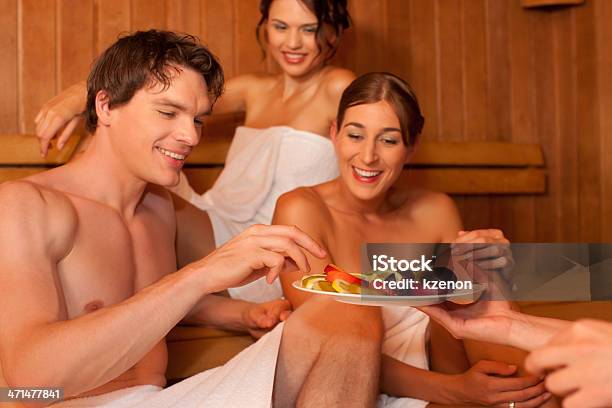 Cuatro Personas O Amigos En La Sala De Sauna Foto de stock y más banco de imágenes de Adulto - Adulto, Amistad, Armonía - Concepto