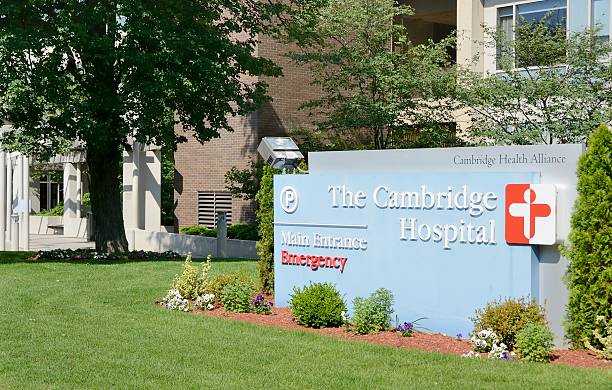cambridge hospital - massachusetts boston harvard university sign stock-fotos und bilder